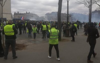 В Париже произошли стычки полиции и протестующих - (видео)