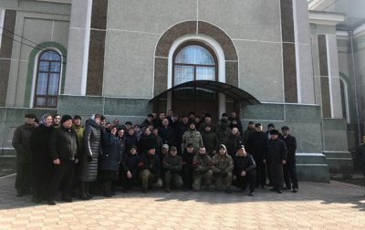 В Тернопольской области Правый сектор не пустил верующих УПЦ МП в храм - (видео)