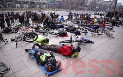 Велосипедисты устроили лежачую акцию протеста у Киеврады - «Украина»