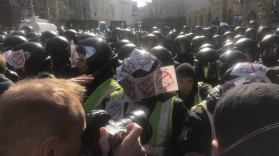 Возле администрации Порошенко начались столкновения нацистов с полицией - «Новороссия»