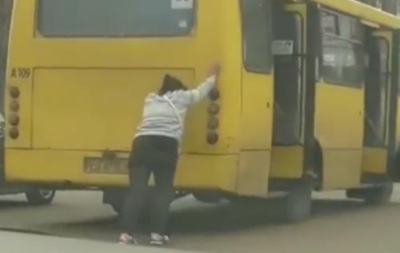 В Черкассах женщина сама толкала маршрутку - (видео)