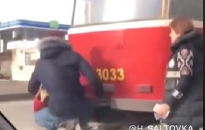 В Харькове водитель трамвая наказала зацепера - (видео)