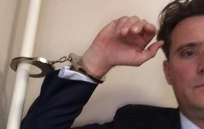 В суде Киева адвокат приковал себя наручниками к трубе - «Украина»