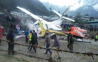 Самолет и вертолет столкнулись в Непале - (видео)