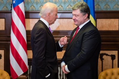 Американские СМИ рассказали о том, как Байден шантажировал Порошенко - «Новороссия»