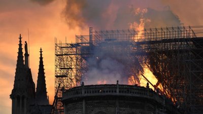 Опубликовано видео предполагаемого поджога собора Парижской Богоматери - «Новороссия»