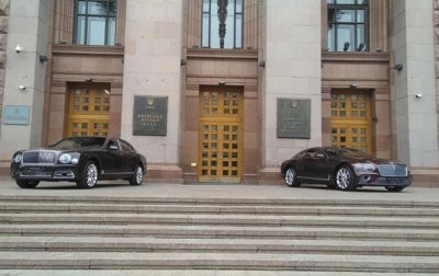 Перед Киевсоветом поставили два новых Bentley - «Украина»