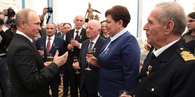 Путин вручил медали Героя Труда в Кремле