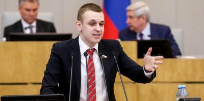 Самый молодой депутат Госдумы возмутился из-за "отвратительных" шуток Comedy Club и "Наша Russia"