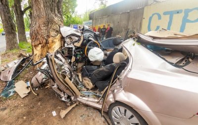 В Днепре Chevrolet врезался в дерево, есть жертвы - (видео)