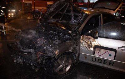 В Киеве столкнулись два такси: авто сгорели дотла - «Украина»