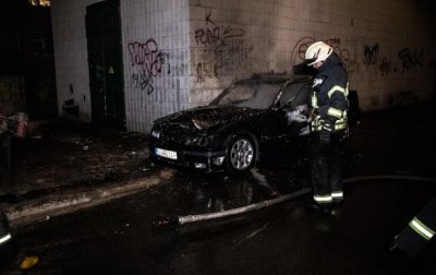 В Киеве во дворе дома сгорел автомобиль - «Украина»