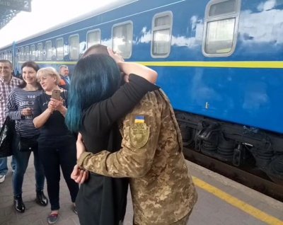 В поезде Мариуполь-Львов украинский солдат умер от отравления алкоголем - «Новороссия»