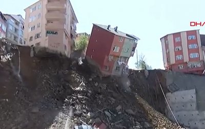 В Стамбуле из-за оползня рухнул четырехэтажный дом - (видео)