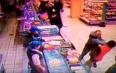 В супермаркете Киева покупателя убили одним ударом – соцсети - (видео)