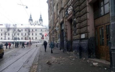 Во Львове на женщину обрушился кусок фасада жилого дома - «Новороссия»