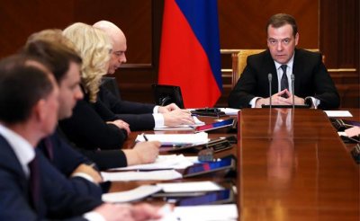 Заезженная пластинка: Дмитрий Медведев вновь исполнил «старые песни о главном» - «Политика»