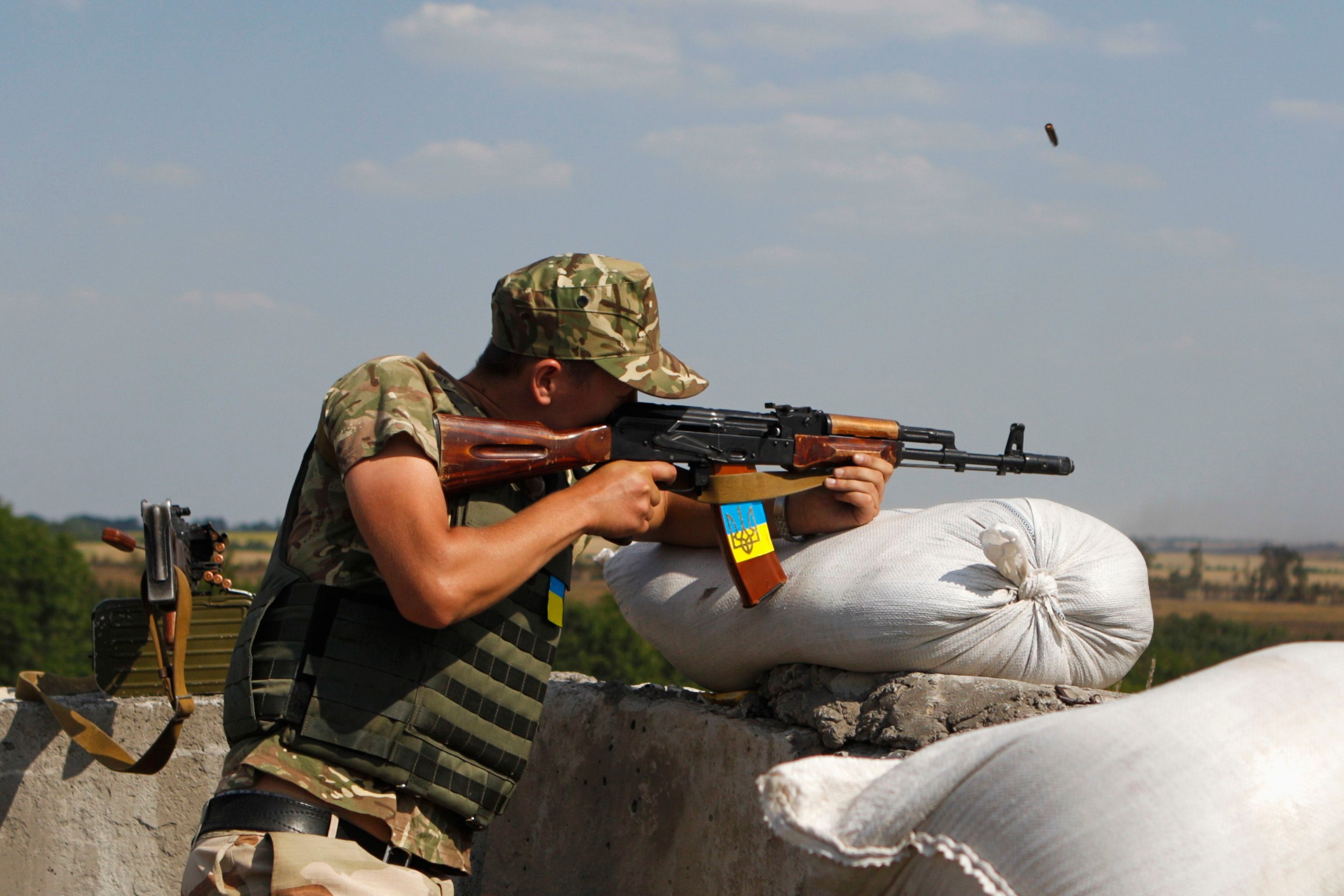 Украинские боевики. Украинский солдат с автоматом. Бойцы АТО. Автоматы ВСУ. Украинский солдат стреляет.