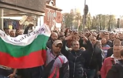 В Болгарии протестуют против цыган: произошли стычки - (видео)