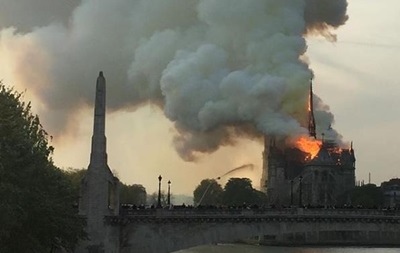 В соборе Парижской Богоматери сильный пожар - (видео)