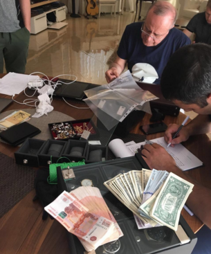 СМИ показали фото картин, часов и денег с места обысков у ростовского вице-губернатора