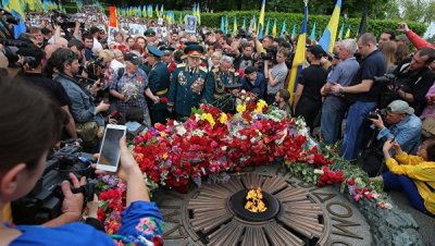 Дочь чиновника Минобороны Украины с подругой разбросала траурные цветы, возложенные в честь 9 мая - «Новороссия»