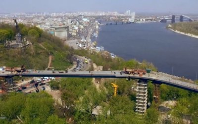 Кличко протестировал стеклянный пол на мосту через Владимирский спуск - (видео)
