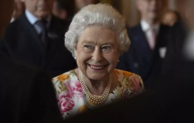 Королева Елизавета II передала поздравления Зеленскому через посольство - «Новороссия»