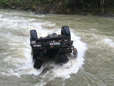 На Украине в результате падения грузовика с 40-метровой высоты в реку погибли 3 человека - «Новороссия»