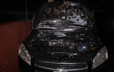 Ночью в Киеве сожгли авто во дворе дома - «Украина»