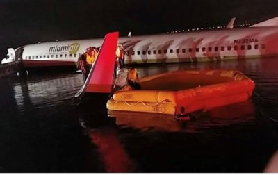 Пассажирский Boeing упал в реку в США - (видео)