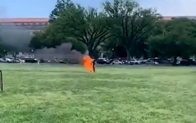 Перед Белым домом в США мужчина поджег себя - (видео)