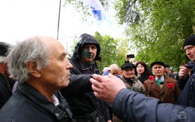 Первомай в Харькове: участников шествия облили зеленкой - (видео)