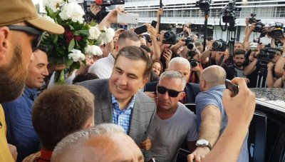 Поклонники Саакашвили встретили его на Украине с цветами и караваем - «Новороссия»