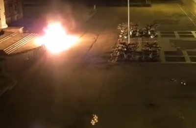 Полиция опубликовала видео поджога памятных табличек и цветов у Дома профсоюзов в Одессе - «Новороссия»