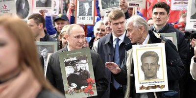 Путин присоединился к шествию "Бессмертного полка" в Москве