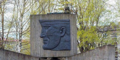 Солдат НАТО с гранатометом залез на памятник советским воинам в Эстонии