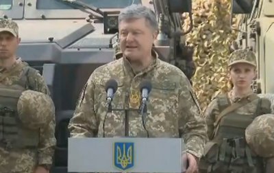 Стало плохо: во время выступления Порошенко вынесли солдата - (видео)