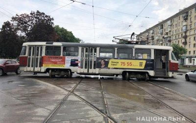 В центре Харькова трамвай сошел с рельсов и протаранил автомобиль - «Новороссия»