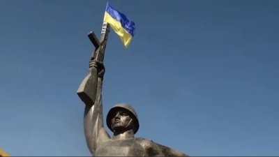 В Харькове молния уничтожила украинский флаг на памятнике Воину-освободителю - «Новороссия»