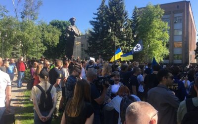 В Харькове на митинге против проспекта Жукова произошли стычки - (видео)