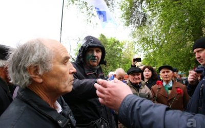 В Харькове нацисты облили зеленкой организатора митинга в честь 1 мая - «Новороссия»