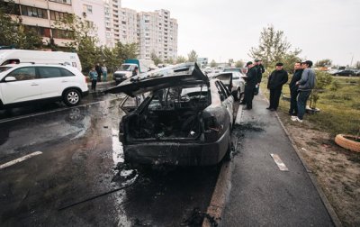 В Киеве авто врезалось в припаркованные машины и загорелось - (видео)