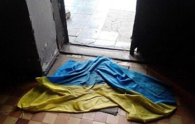 В Киеве вор покалечился при попытке украсть флаг Украины (видео) - «Новороссия»