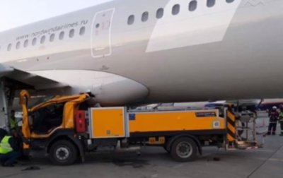 В московском аэропорту погрузчик въехал в Boeing - (видео)