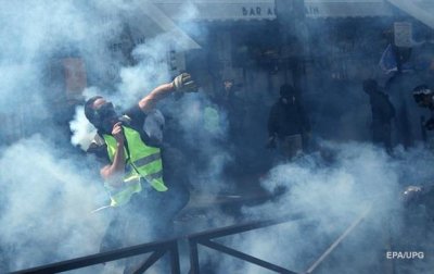 В Париже новые столкновения полиции с "жилетами" - (видео)