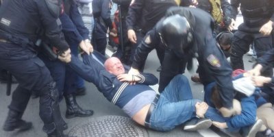 В Петербурге оппозиционеры устроили провокации на согласованном шествии