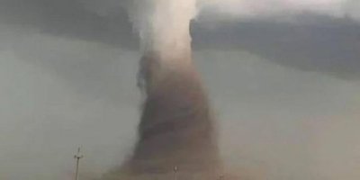 В Румынии пассажиры сняли на видео, как гигантский торнадо переворачивает их автобус