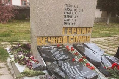 В Севастополе вандалы разбили памятник героям Великой Отечественной войны - «Новороссия»