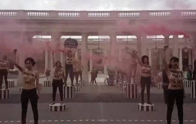 Возле Лувра прошла масштабная акция Femen - (видео)